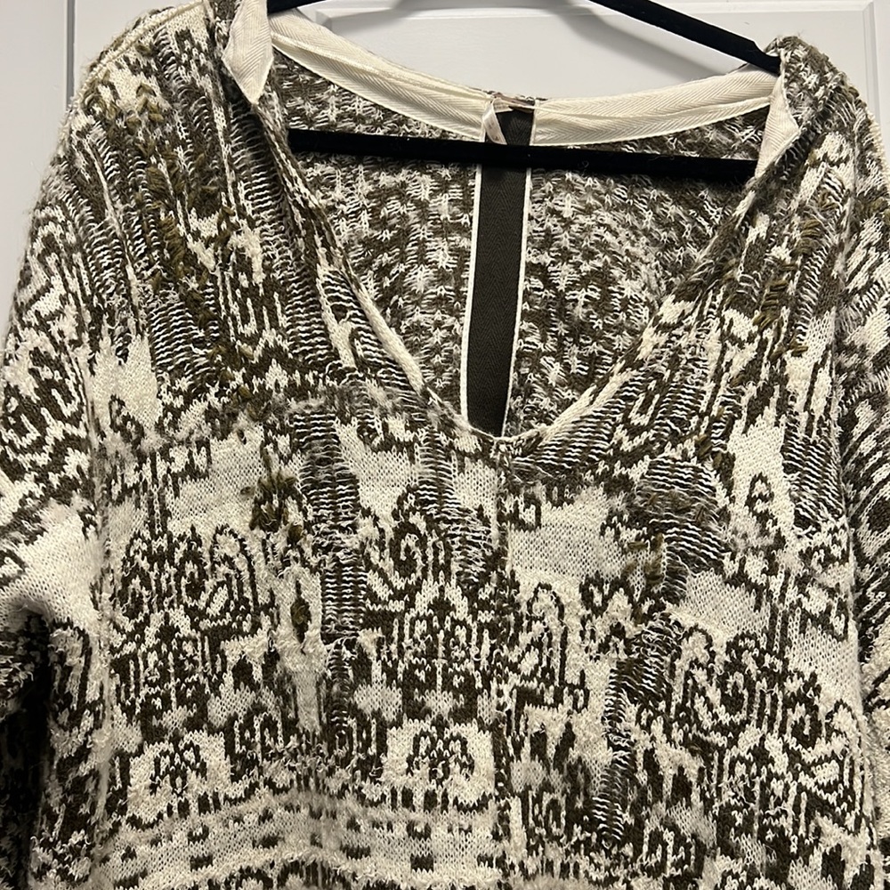 Woman’s large Free People pullover - Picture 2 of 4